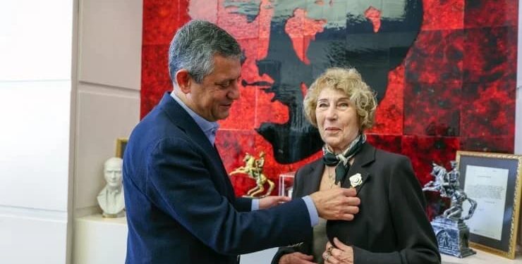 Yazar Ayşe Kulin 84 yaşında CHP üyesi oldu