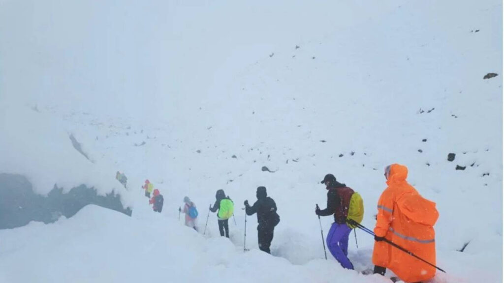 Yüzlerce Kişi Mahsur Kalmıştı! Everest'te 1 Kişi Öldü, 200 Kişi Kurtarılmayı Bekliyor