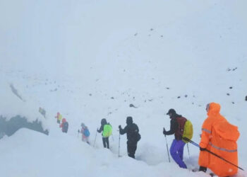 Yüzlerce Kişi Mahsur Kalmıştı! Everest'te 1 Kişi Öldü, 200 Kişi Kurtarılmayı Bekliyor