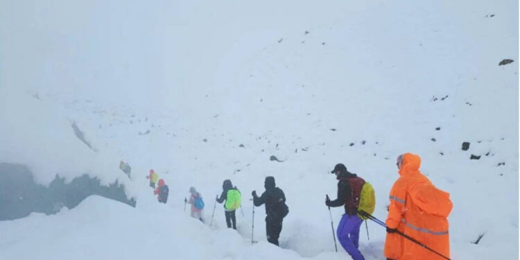Yüzlerce Kişi Mahsur Kalmıştı! Everest'te 1 Kişi Öldü, 200 Kişi Kurtarılmayı Bekliyor