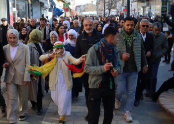 Halk şölenine katılan yurttaşlar: Onurlu barış için mücadele edelim