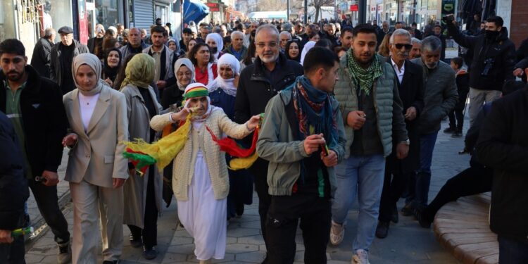 Halk şölenine katılan yurttaşlar: Onurlu barış için mücadele edelim