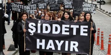 Sûr’da kadınların yaşadığı eve cüppeli ve sarıklı şahıslardan saldırı