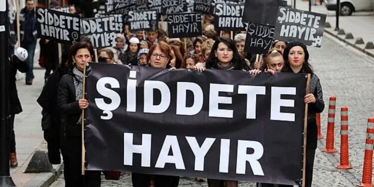 Sûr’da kadınların yaşadığı eve cüppeli ve sarıklı şahıslardan saldırı