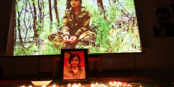 Annesi kızı Rojbin Sönmez’i ağıtlarla andı