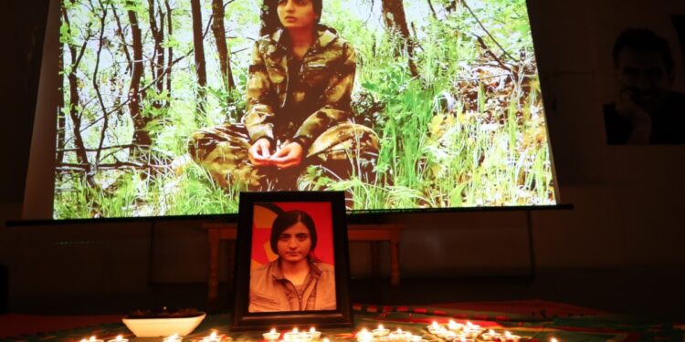 Annesi kızı Rojbin Sönmez’i ağıtlarla andı