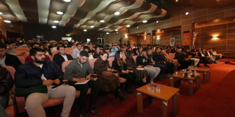 Amed Belediye Eşbaşkanları üniversiteli gençlerle buluştu