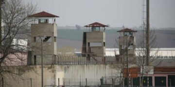 Cezaevlerinden Gazeteci Aykol’a mektup: Sen binlerce tutsağın sesisin