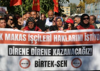 Maaşlarını alamayan işçiler Bakanlık önünde