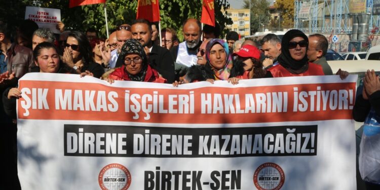 Maaşlarını alamayan işçiler Bakanlık önünde