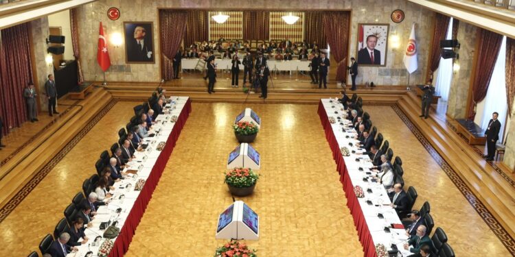 Komisyon İmralı görüşmesi gündemiyle toplanacak