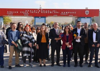 DEM Parti Sincan Cezaevi önünde: İktidar sürece uygun davransın