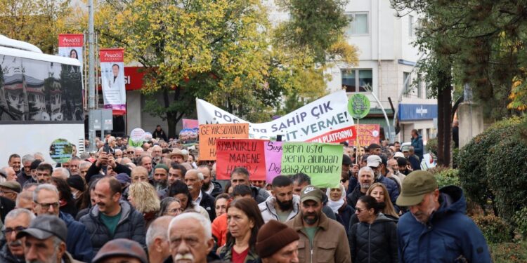 Dêrsim’de miting öncesi kitlesel yürüyüş
