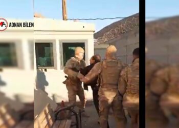 Kimlik kontrolüne tepki gösterdi, kelepçelenerek darp edildi