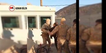 Kimlik kontrolüne tepki gösterdi, kelepçelenerek darp edildi