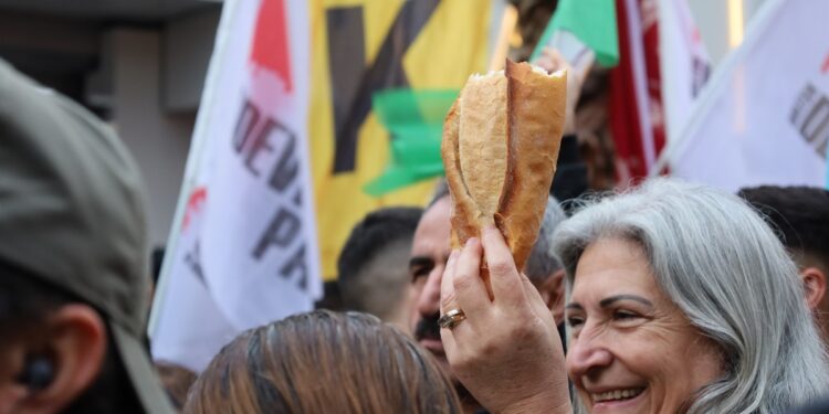 ‘Çocuklarımız okula aç giderken huzur içinde yaşayamayacaksınız’