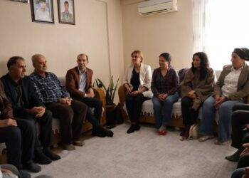 Keskin Bayındır İzmir’de aileleri ziyaret etti