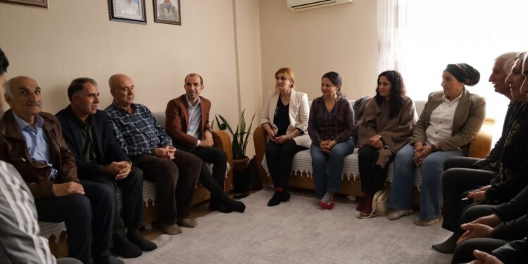 Keskin Bayındır İzmir’de aileleri ziyaret etti