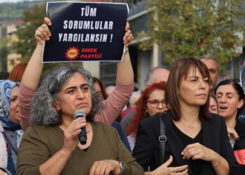 Yangının olduğu yerde açıklama: Sorumlular istifa etsin