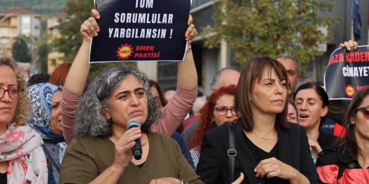 Yangının olduğu yerde açıklama: Sorumlular istifa etsin