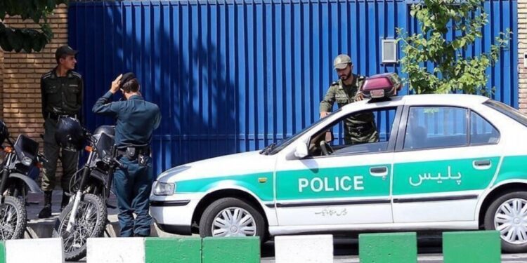 İran, mahkeme kararı olmaksızın 4 Kürt yurttaşı gözaltına aldı