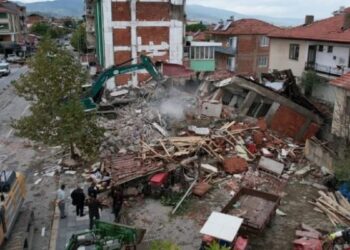 Sındırgı’da deprem sonrası 42 yapı yıkıldı