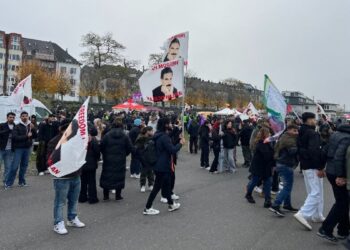 Köln’deki yürüyüş için halk alana akmaya başladı