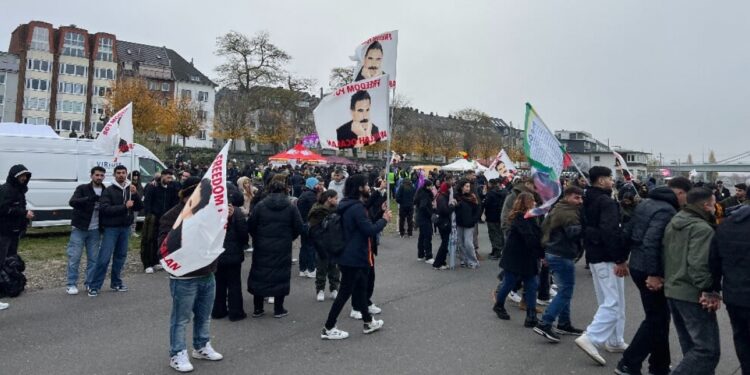Köln’deki yürüyüş için halk alana akmaya başladı