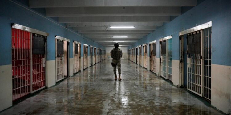 Ekvador’da bir cezaevinde 27 tutuklu ölü bulundu