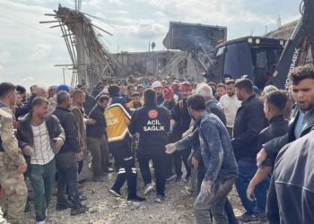 Beton dökümü sırasında inşaat çöktü: 2 işçi yaşamını yitirdi