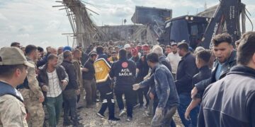 Beton dökümü sırasında inşaat çöktü: 2 işçi yaşamını yitirdi