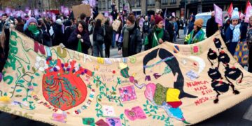 Paris’te kadınlardan görkemli yürüyüş