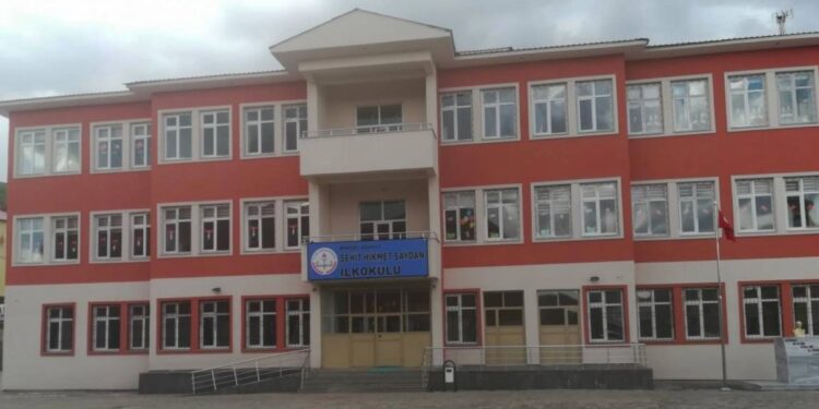 Çevlîg’de 120 öğrenci hastaneye kaldırıldı