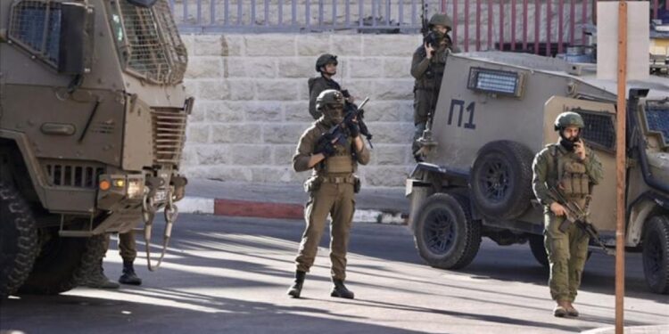 İsrail, Batı Şeria’da 32 kişiyi gözaltına aldı