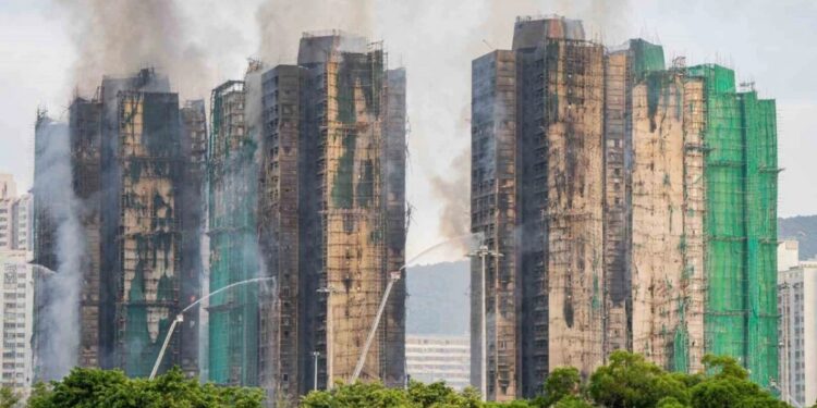 Hong Kong’daki yangında can kaybı 94’e yükseldi