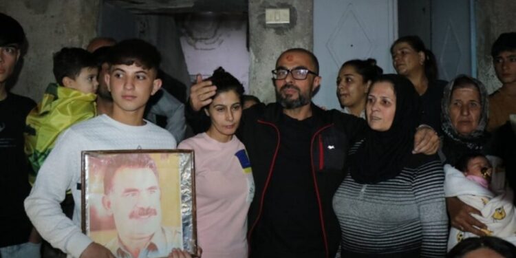 Türkiye’deki 30 yıllık tutsaklıktan sonra Halep’te zılgıtlarla karşılandı