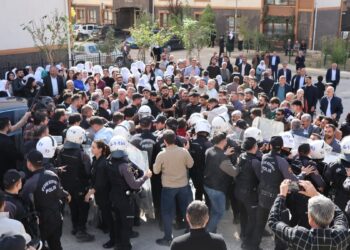 Valilikten taziye katılımına engel, polisten saldırı