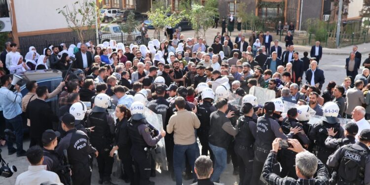 Valilikten taziye katılımına engel, polisten saldırı