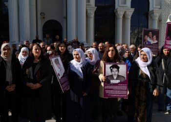 Kadınlar, sergiye yapılan baskını protesto etti