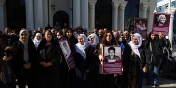 Kadınlar, sergiye yapılan baskını protesto etti