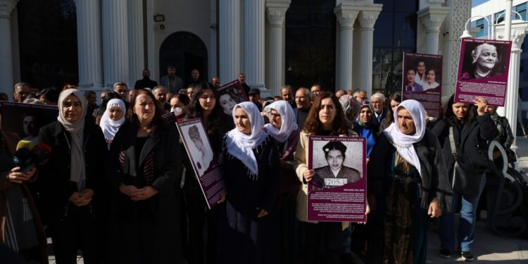 Kadınlar, sergiye yapılan baskını protesto etti