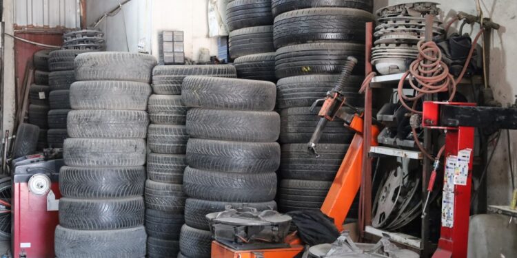 Kış lastiği uygulaması başlıyor: Fiyatlar cep yakıyor