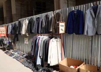 Yoksullaşmanın fotoğrafı: Kirasını ödemek için eşyalarını satıyorlar