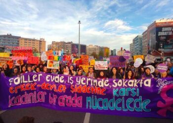 25 Kasım eylemine katılan 168 kişiye dava; "Kadınların slogan atması ‘kamu düzenine tehdit’ ama öldürülmeleri 'düzen sorunu' sayılmıyor!"