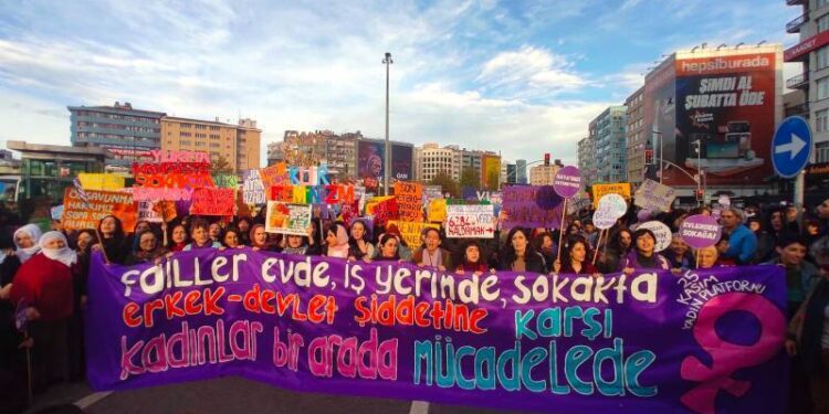 25 Kasım eylemine katılan 168 kişiye dava; "Kadınların slogan atması ‘kamu düzenine tehdit’ ama öldürülmeleri 'düzen sorunu' sayılmıyor!"