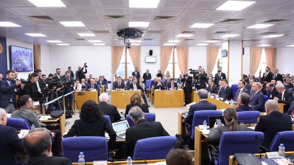 Adalet Kaya: Çiftçiler ürünlerini çöpe atıyor