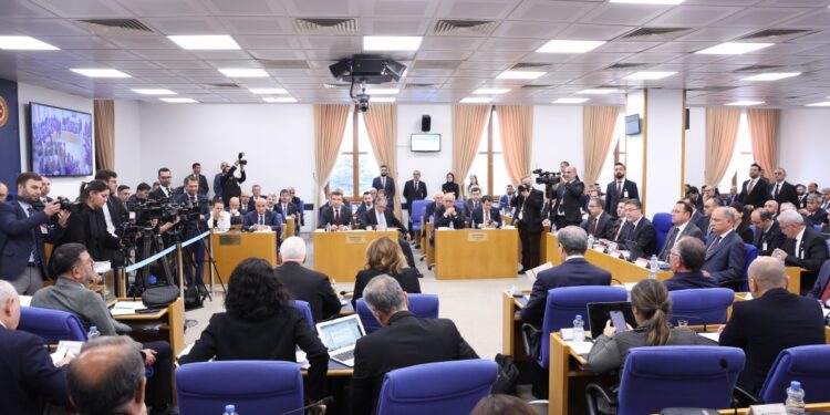 Adalet Kaya: Çiftçiler ürünlerini çöpe atıyor