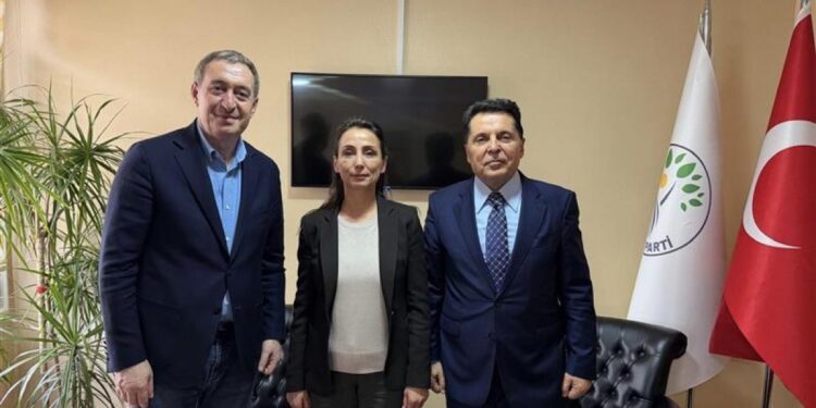 Ahmet Özer, DEM Parti Eş Genel Başkanlarıyla görüştü