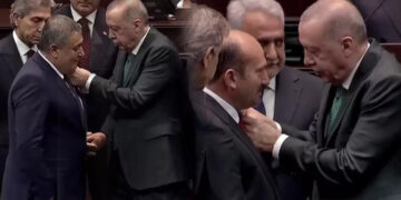 Aksu ve Sarayönü Belediye Başkanları AK Parti’ye Katıldı! Rozetlerini Cumhurbaşkanı Erdoğan Taktı