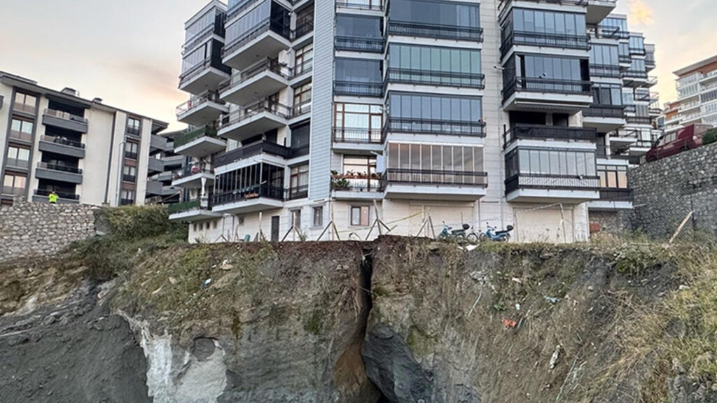 Amasra’da İnşaat Alanında Toprak Kayması! 24 Daire Boşaltıldı, 70 Kişi Tahliye Edildi